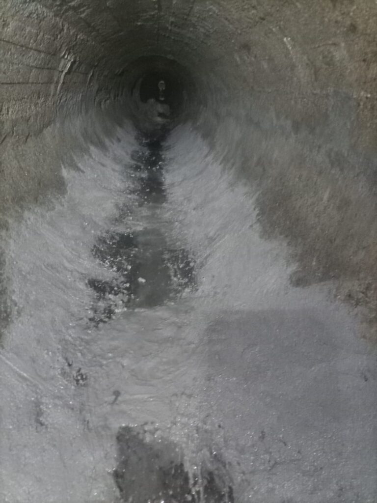 Sanace betonové stoky DN 800 zednickou reprofilací